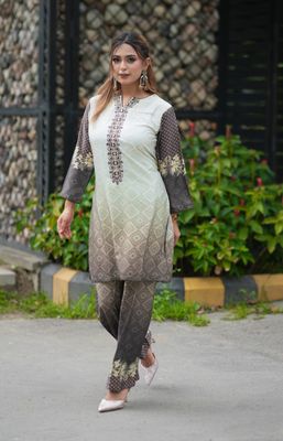 'Mahru' Expression of admiration; perfect for a standout outfit._img_3