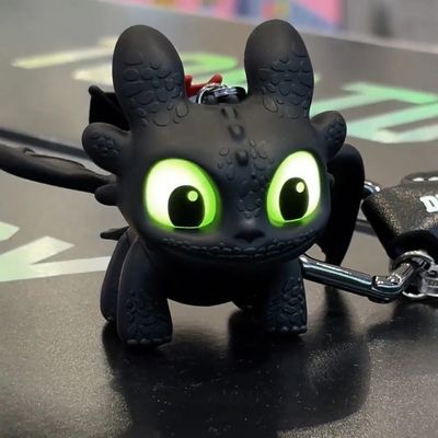 Toothless Light-Up Night Fury Keychain_img_2