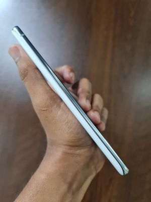 Samsung galaxy S 20 FE USE Version White Edition ( Pre-Owned)_img_3