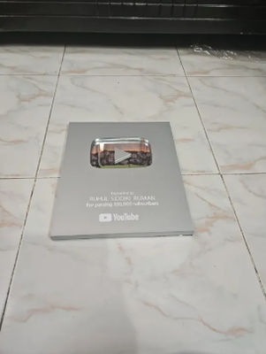 samne pichone same silver play button show piece for using studio decoration,room decoration play show piece,logo ad silver colour_img_6
