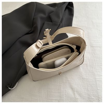 v$l glossy shoulder bag_img_10