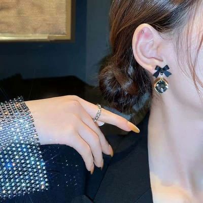 Noir Bow Elegance Earrings_img_1