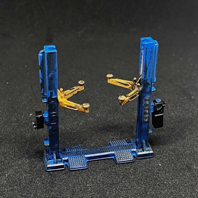1:64 Distressed Look Two-Post Car Lift for Diorama - Red/Green/Yellow_img_1