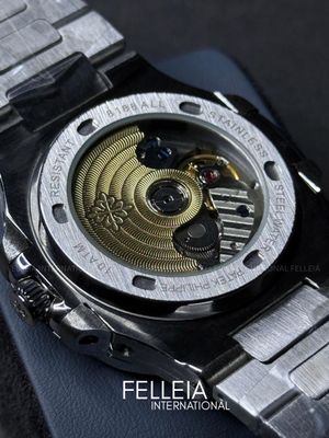 Patek Philippe Nautilus Annual Calendar Moon phase with the new blue index dial_img_2