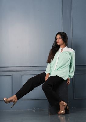 Stylish White Shirt with Trendy Stripe Detailing_img_1