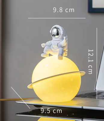 Astronaut-themed LED night light with 3D moon design - Battery Operated_img_9