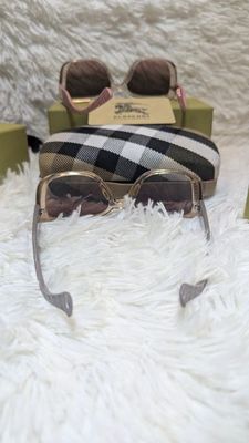 BURBERRY Luxury Ladies Sunglass With Original Box And Card_img_7