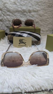 BURBERRY Luxury Ladies Sunglass With Original Box And Card_img_9