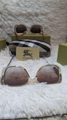 BURBERRY Luxury Ladies Sunglass With Original Box And Card_img_8