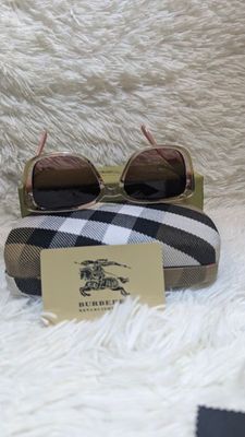 BURBERRY Luxury Ladies Sunglass With Original Box And Card_img_10