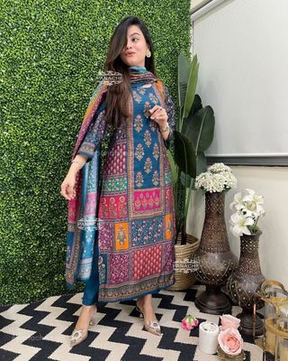 সফট সিল্ক কামিজ ও বাটার সিল্ক সালোয়ারসহ 'বিন্দু' ডিজাইন ওড়না_img_3
