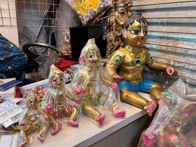 বৃন্দাবনী পিতলের বসা গোপাল_img_0