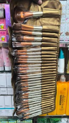32 piece Full Makeup Brush Set. (Face , Eyes and Lips Brush)_img_1