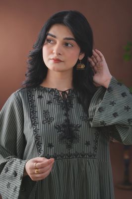আপনার স্টাইলকে দিন নতুন মাত্রা – Farshi Shalwar Two Piece_img_3