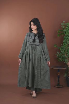 আপনার স্টাইলকে দিন নতুন মাত্রা – Farshi Shalwar Two Piece_img_4