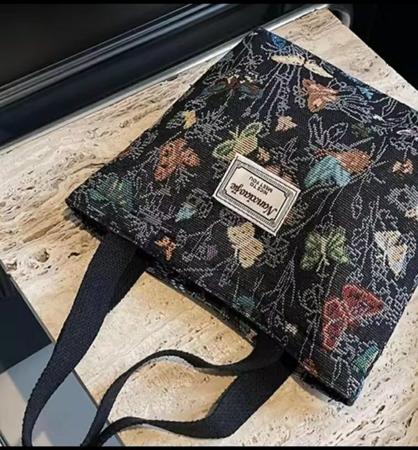Unique Canvas Bag with Elegant PatternLarge Capacity Material: Canvas FabricOrigin: Mainland China