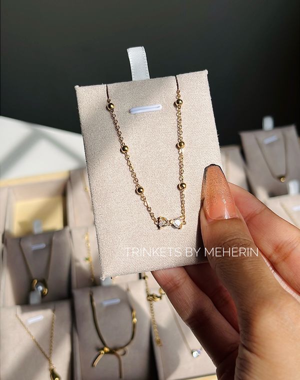BOW STONE NECKPIECE