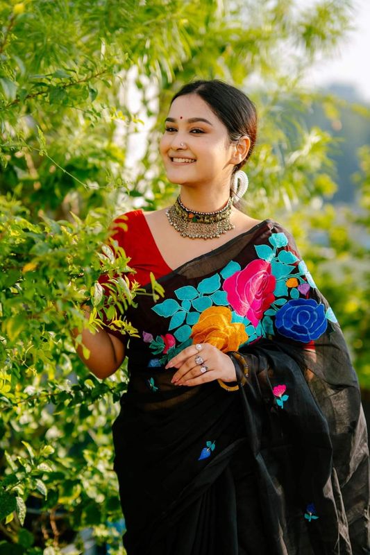 হাফসিল্ক শাড়ীতে এমব্রডাড়ী কাজ করা