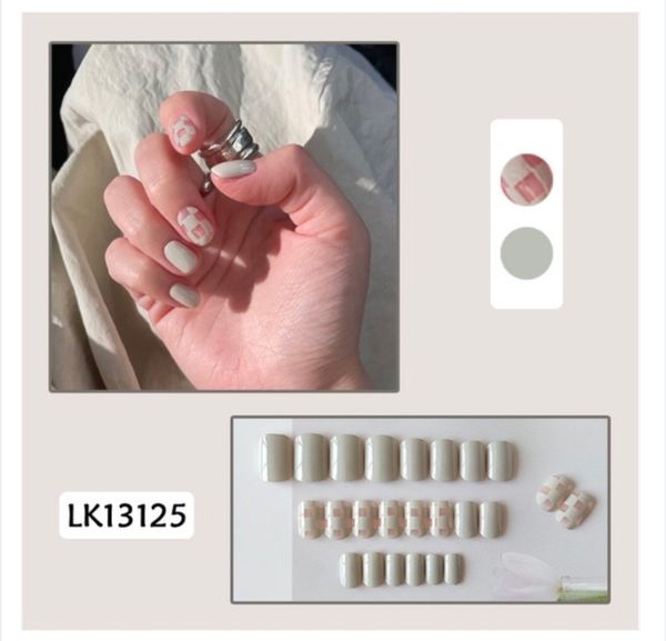 4 pcs fake nails set 🥺💗 with glue sticker