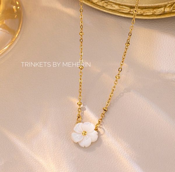 Daisy floral pendant