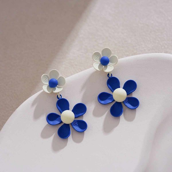 Klein blue long earring