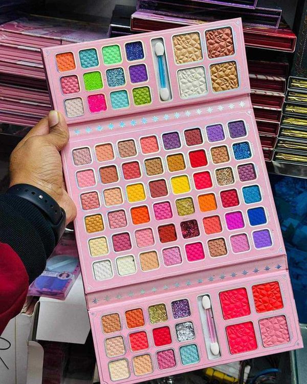 Foo faced 80 colours eye shadow