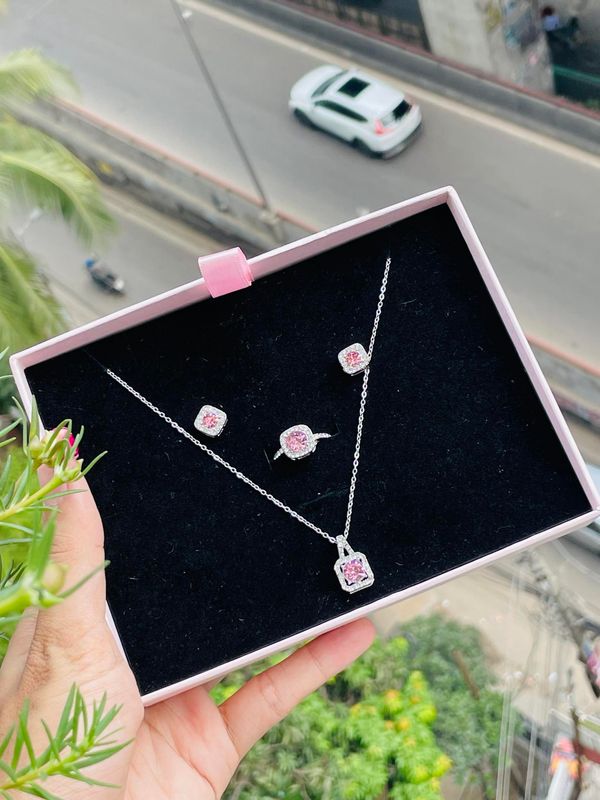 Squre diamond cut set