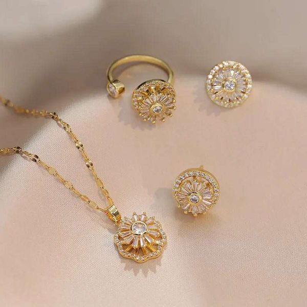 Double layer rotatable necklace