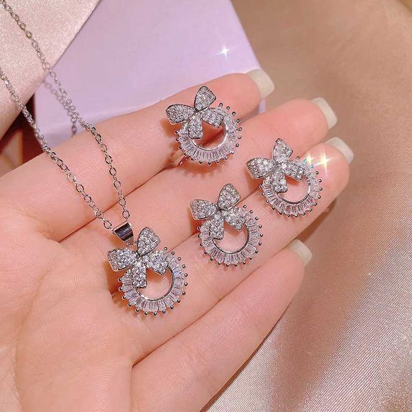 Round bow Zircon pendent
