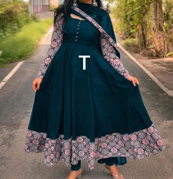 স্টাইলিশ থ্রি পিস গ্রাউন সেট