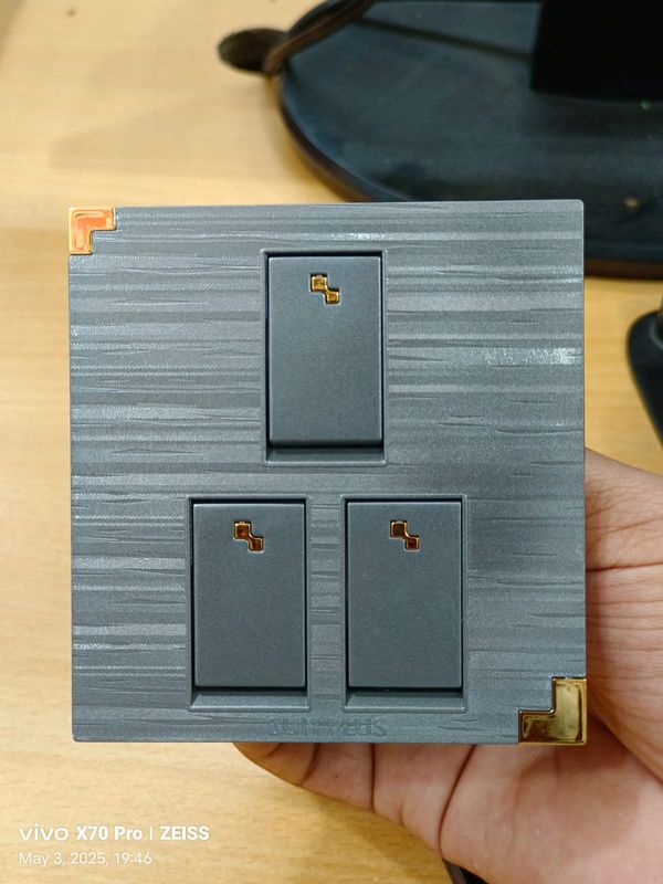 3 GANG SWITCH CROWN GRAY SUNPLUS