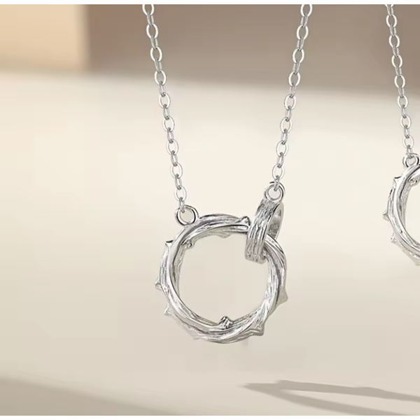 M1:  silver round chain 💗