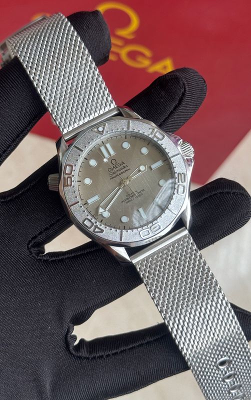 Omega 007 silver dial