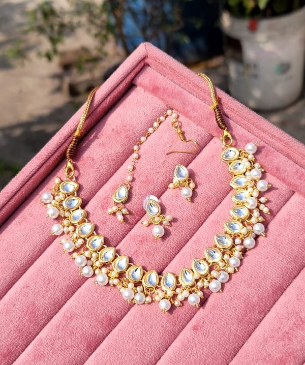 Kundon set with tikli
