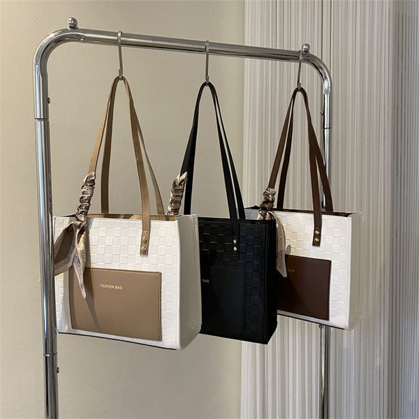 University lays tote bag