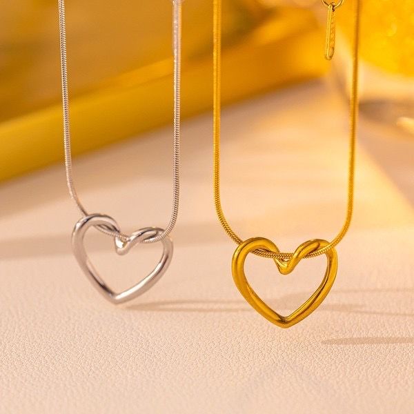 Hollow heart neckpiece