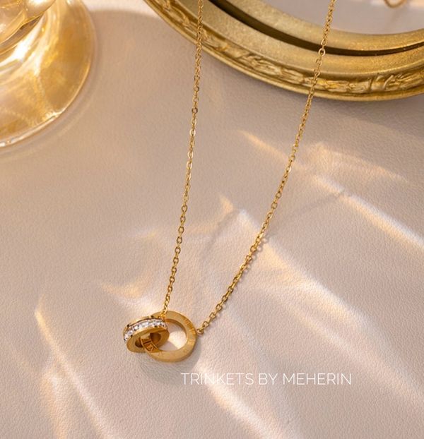 Circled ring pendant neckpiece