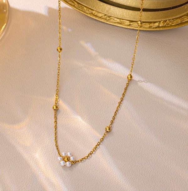 Single daisy neckpiece