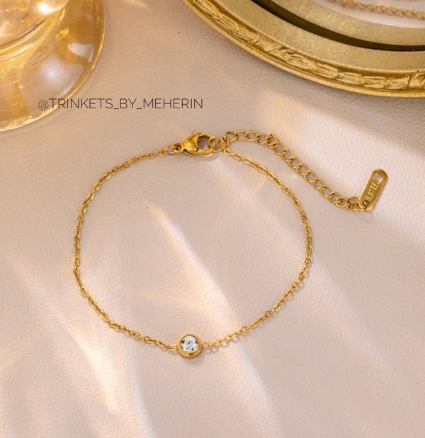 Minimal solitare stone bracelet