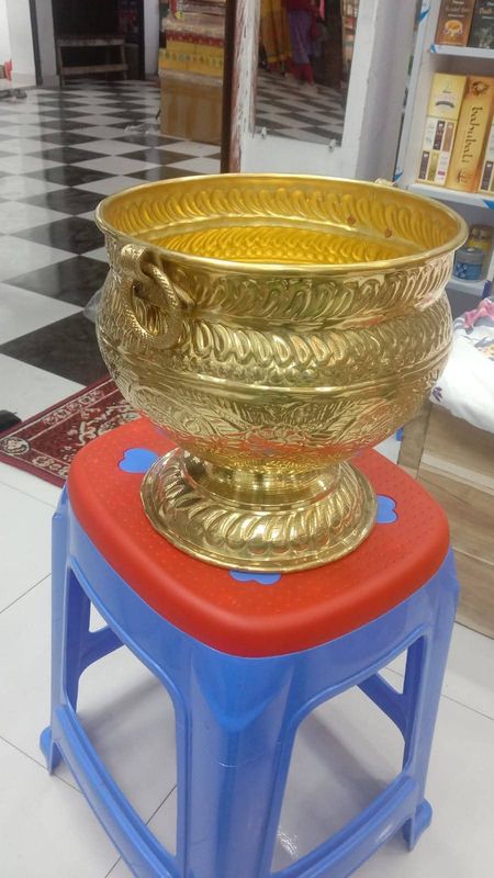 পিতলের বড় ঝুলন্ত টব