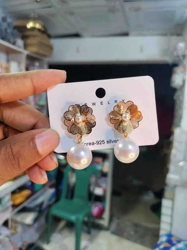 Fashion hallow Pearl drop earring