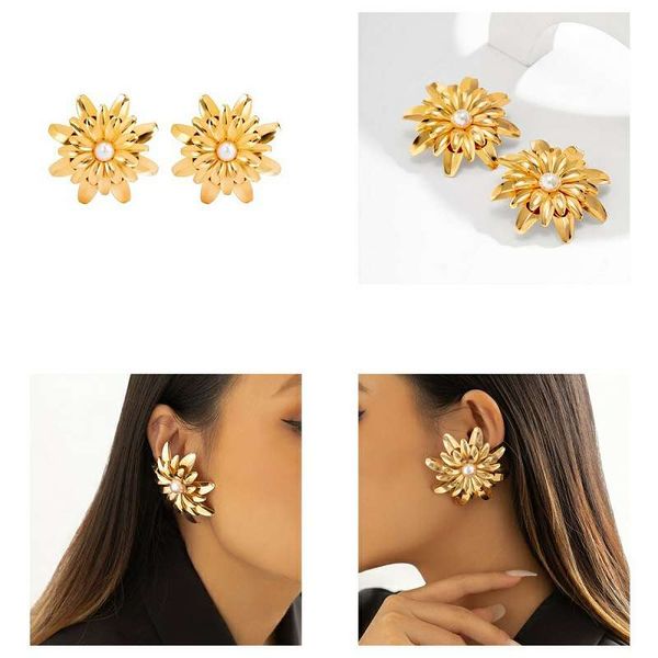 Big Flower stud earrings