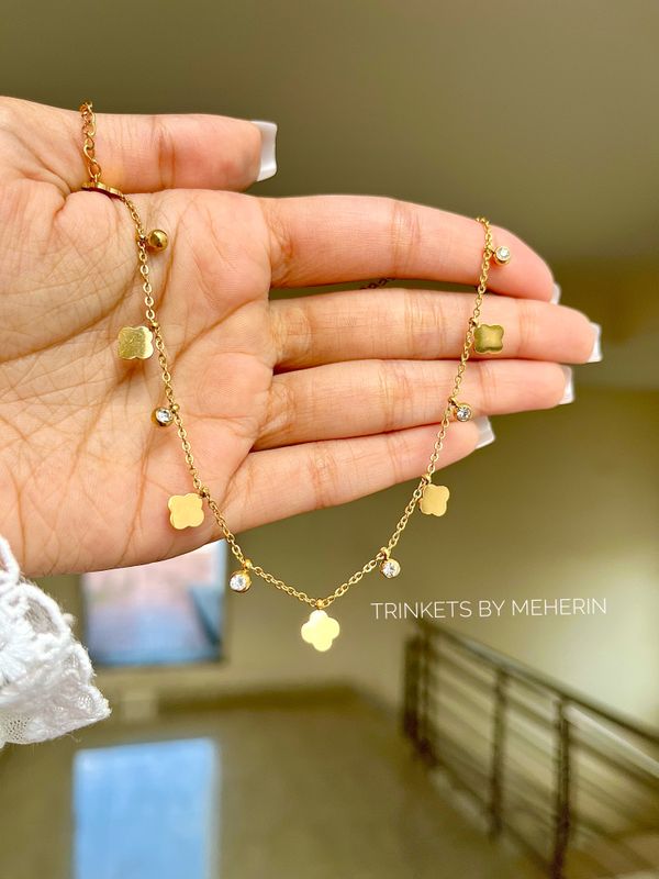 Clover charm neckpiece