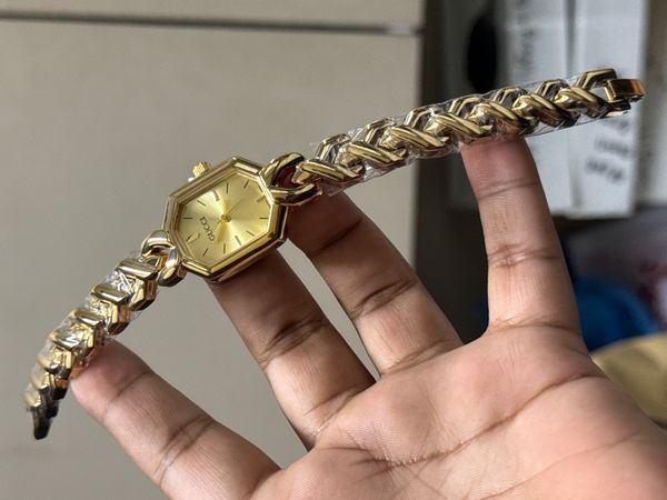 GUCCI GOLDEN CASE GOLDEN DIAL