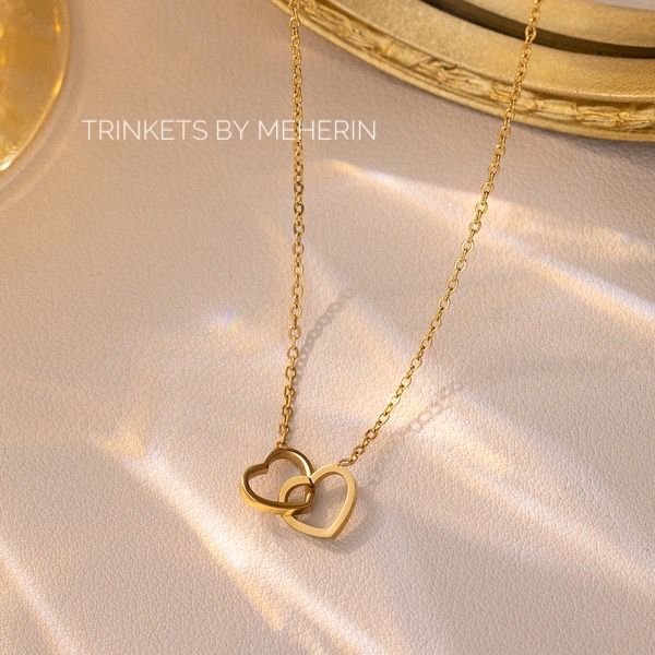 Hugging love neckpiece