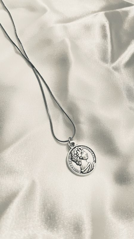 old money style Elizabeth necklace