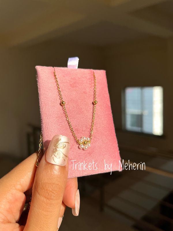 Single daisy neckpiece
