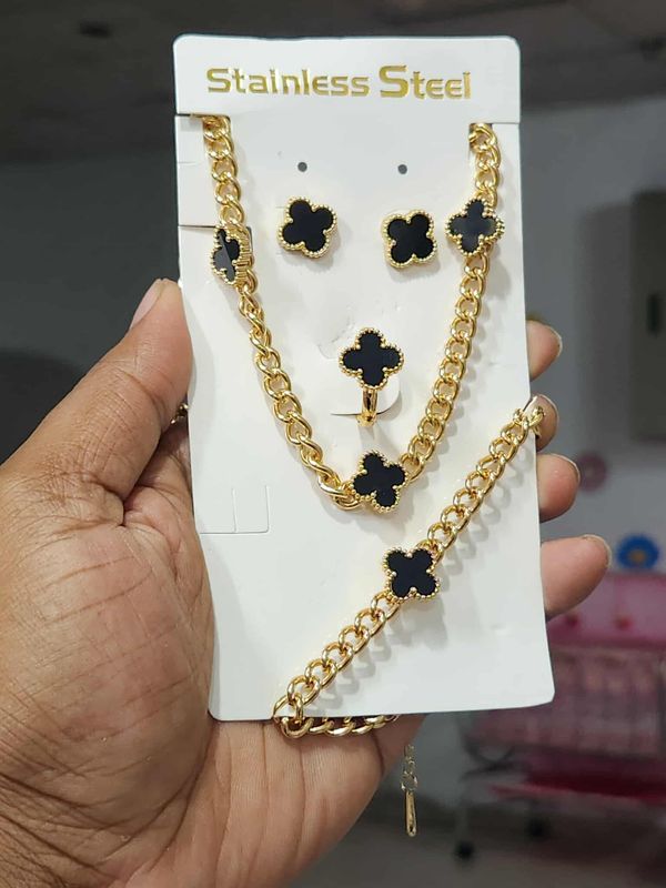 Clovers  4 pcs set🌹Pendent 🌹Earring🌹Ring🌹Braclet