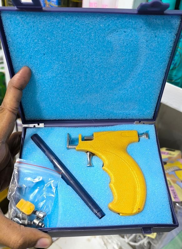কান ও নাক ফোড়ানোর মেশিন