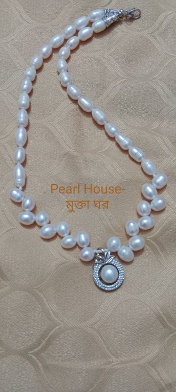 Exclusive Pearl Neckpiece